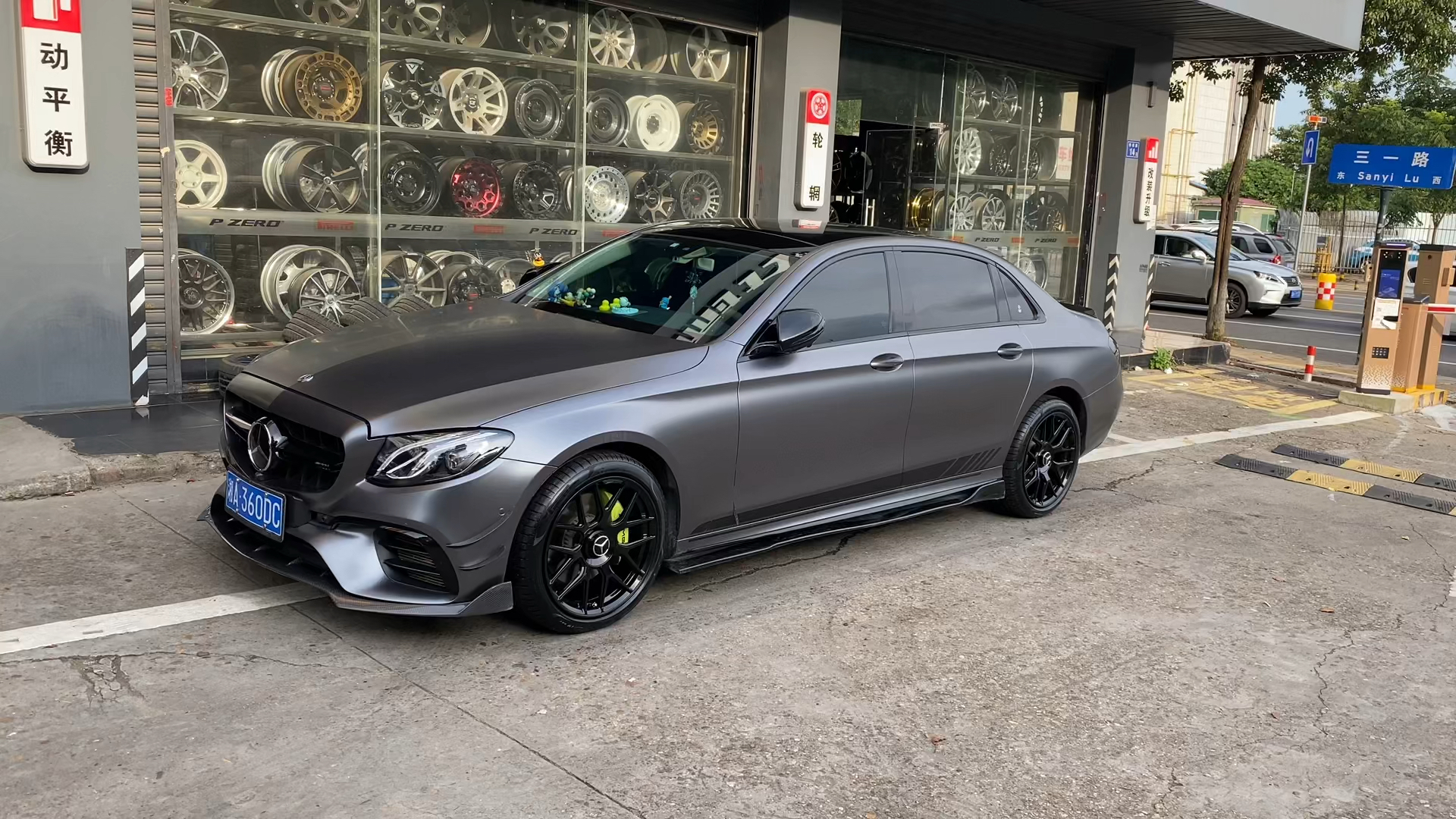 轮毂轮胎改装升级#奔驰e300轮毂轮胎改装升级:前轮245/40r19后轮275