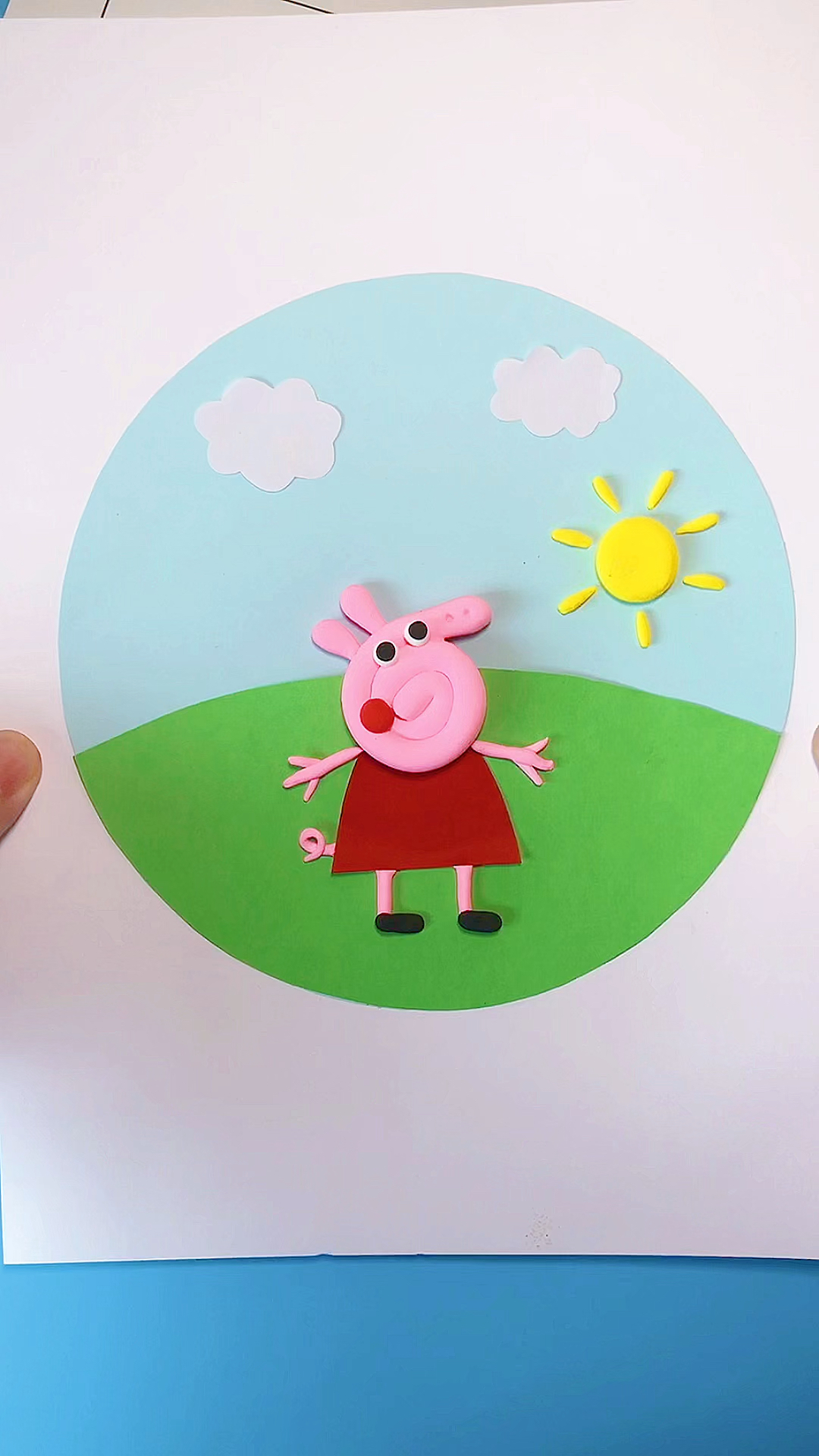 幼儿园手工用粘土和卡纸做一幅小猪佩奇贴画