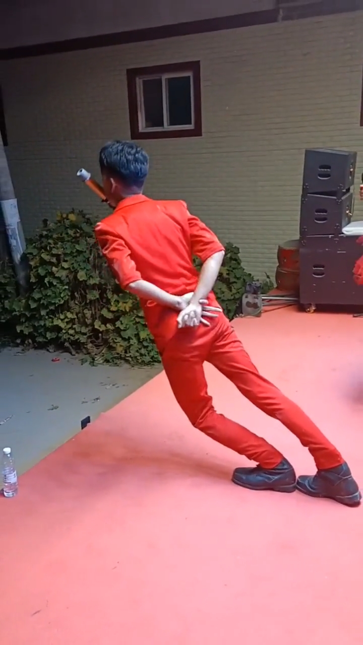 身体倾斜70度不倒,这是怎么做到的?