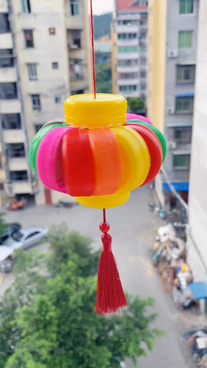 手工制作收藏已久的瓶盖终于派上用场啦拿来做个中秋灯笼真是简单又