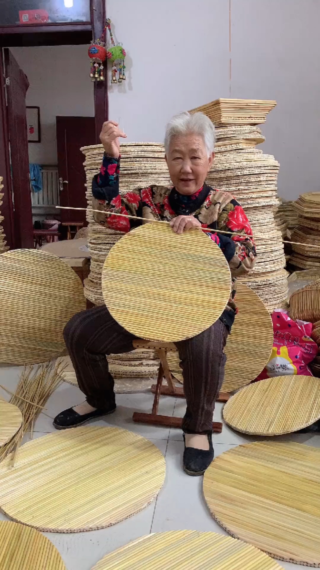 民间手艺人,用高粱杆做的盖帘儿.-度小视