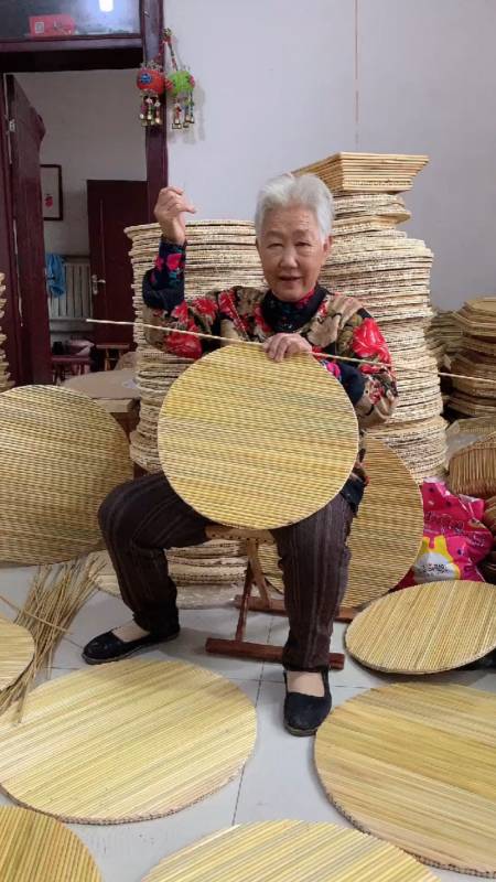 民间手艺人用高粱杆做的盖帘儿