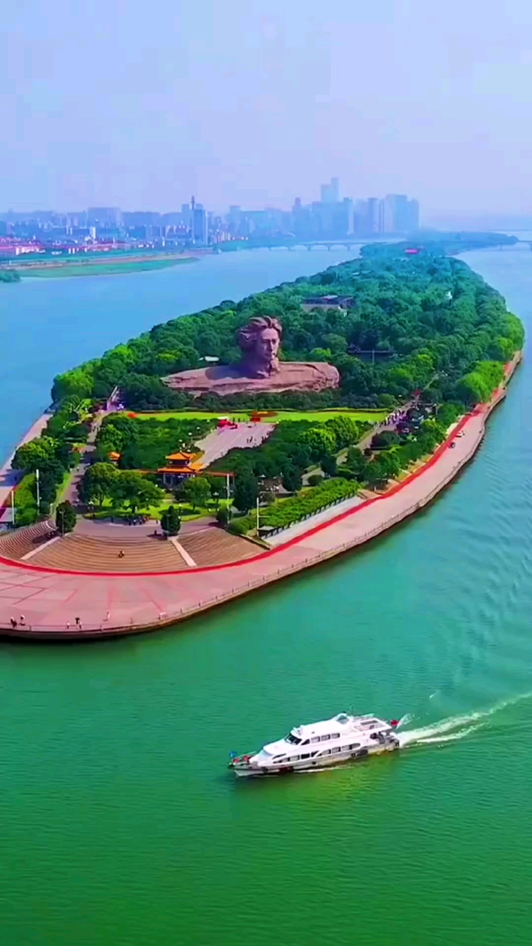 旅游进行时长沙橘子洲一个感受伟人情怀的地方众多游客慕名而来