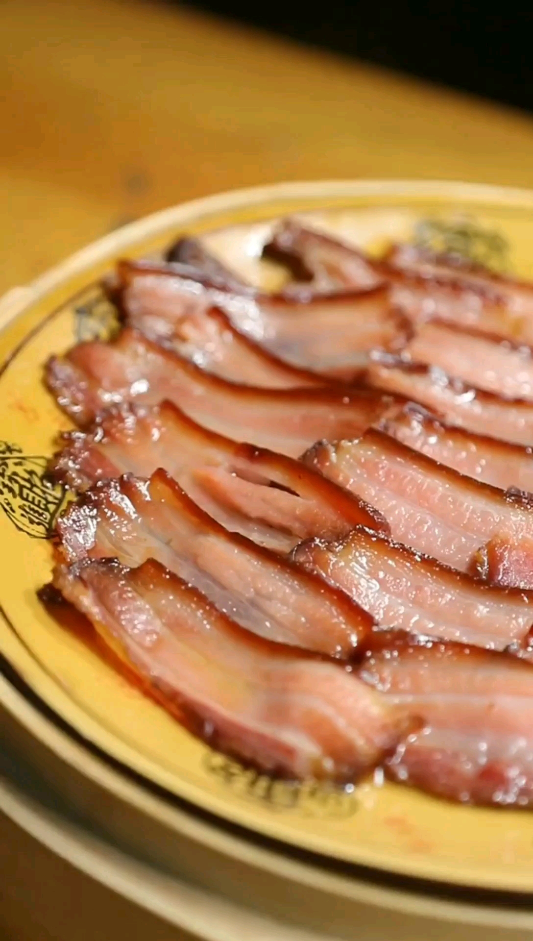 深夜放毒#腊五花切薄片,上锅蒸一下,提起来就滴油,蘸点辣椒面,一口一