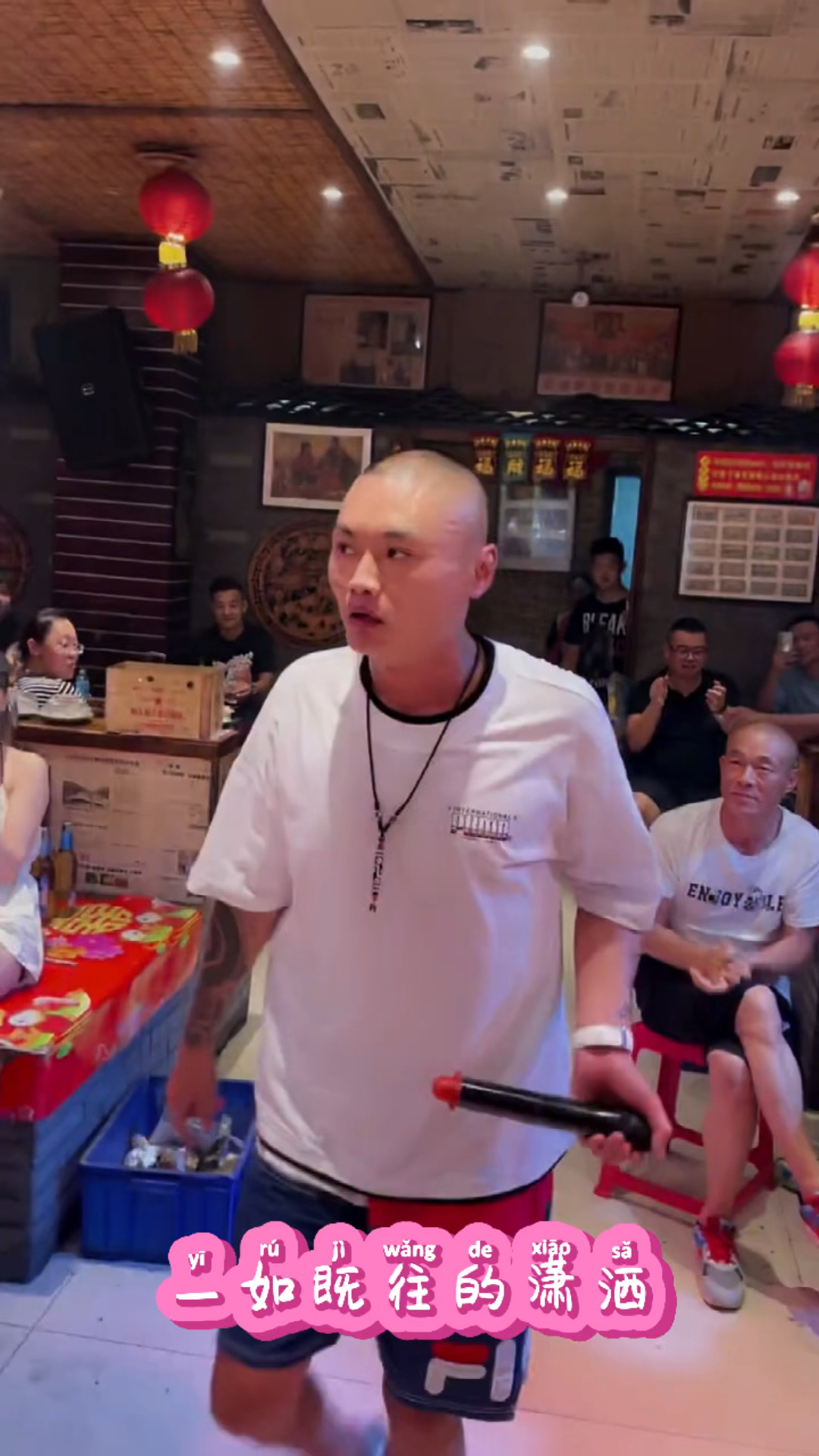 大排档夜场卖唱今晚很多美女拿着手机拍光头哥们