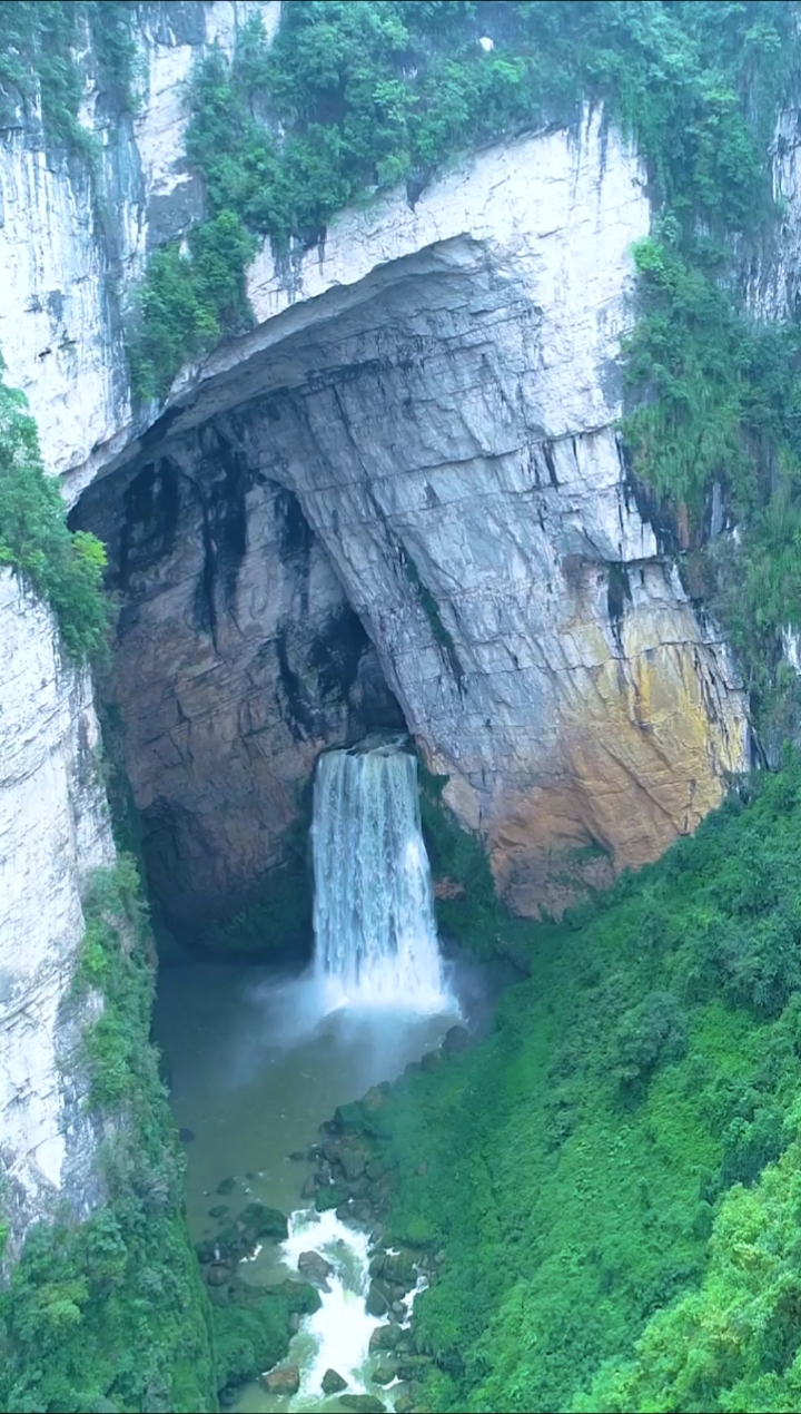 旅游进行时#贵州大山发现一个山洞瀑布,不知水是从哪里来的?