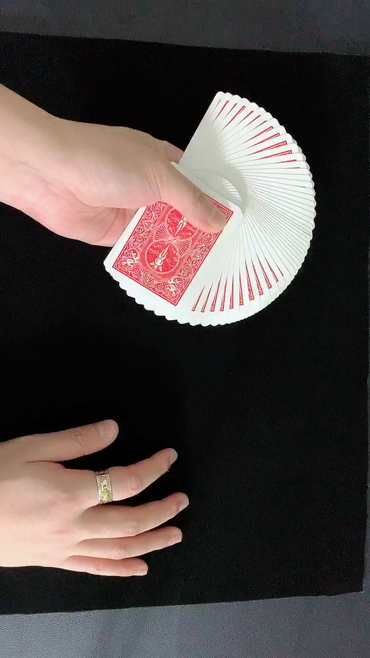 魔术教学扑克牌魔术必备的一个手法开扇展牌教学