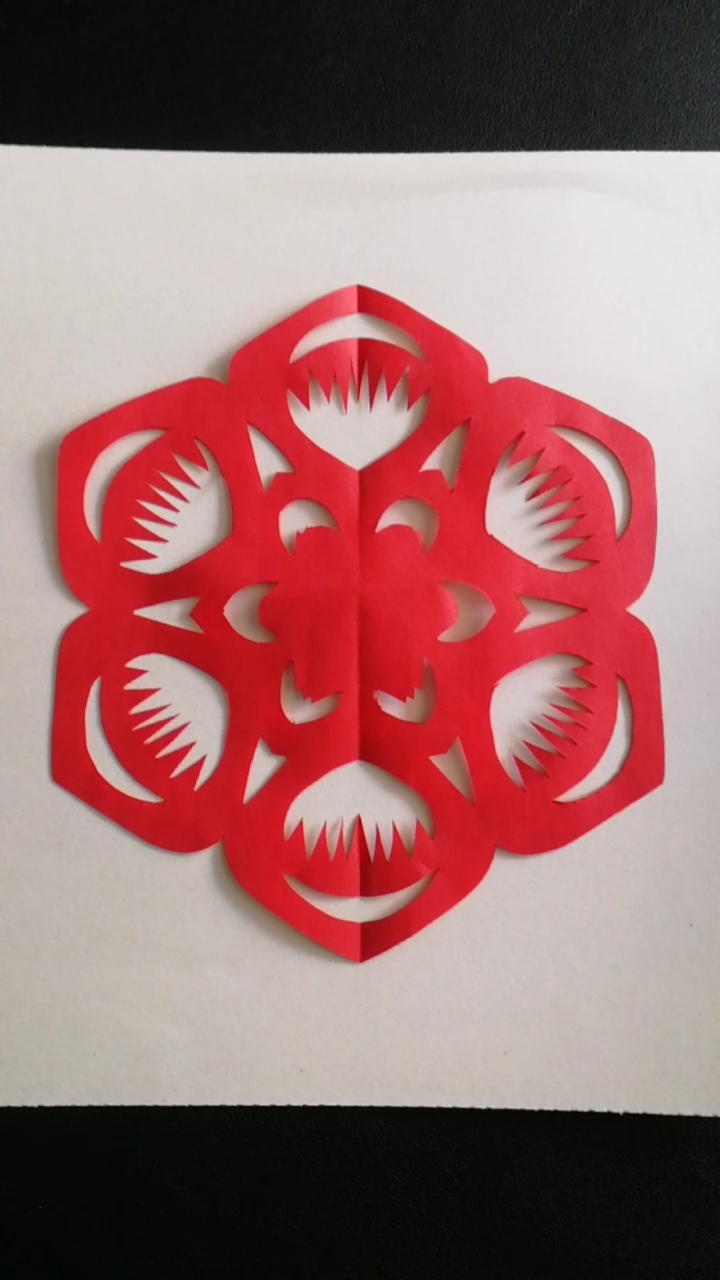 剪纸#手工剪纸窗花,对折剪.