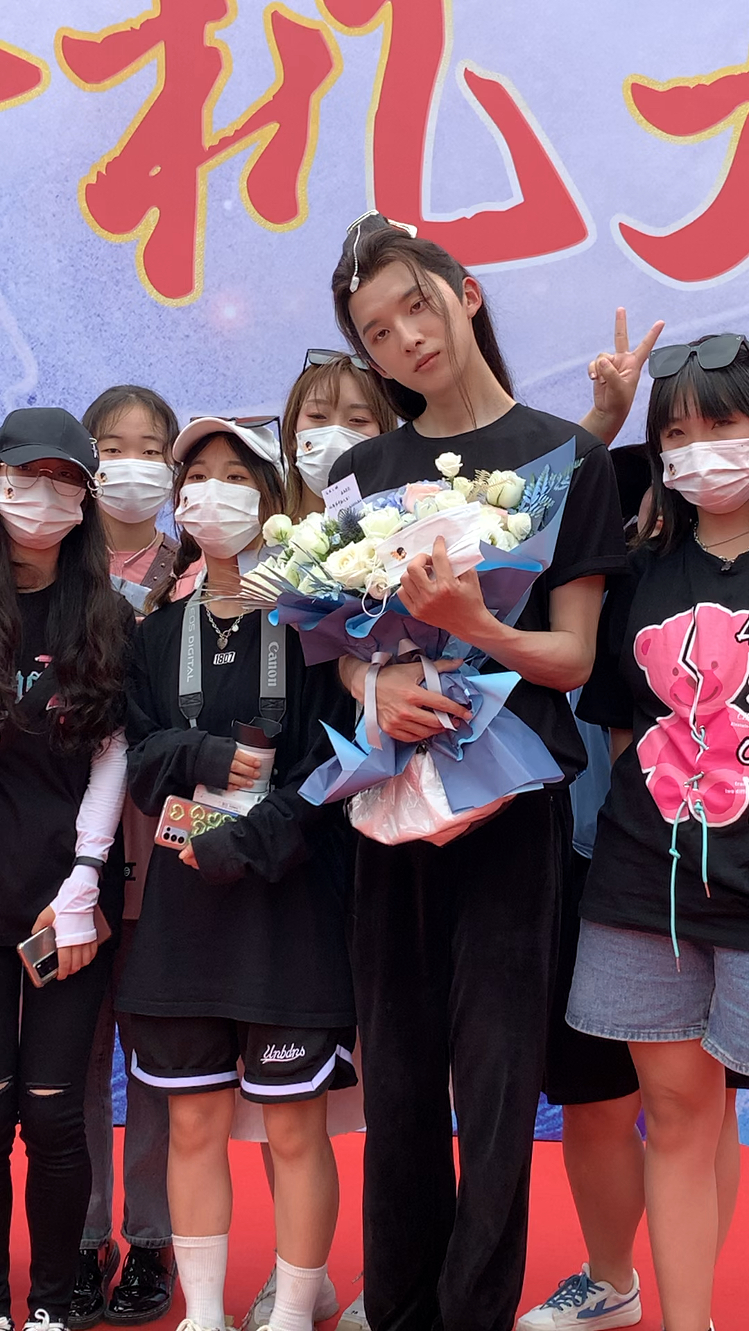 男一号孙泽源跟女粉丝合影留念