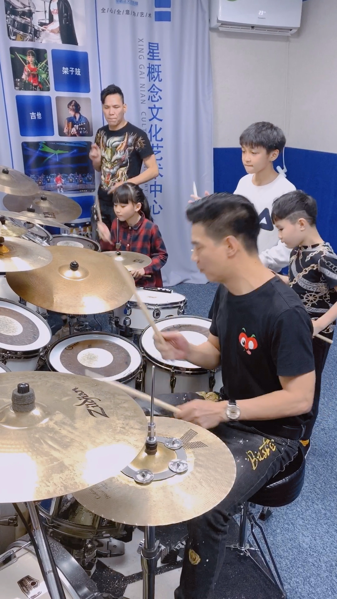 疯狂架子鼓妞妞与猫王老师架子鼓合作歌曲口是心非你们喜欢嘛