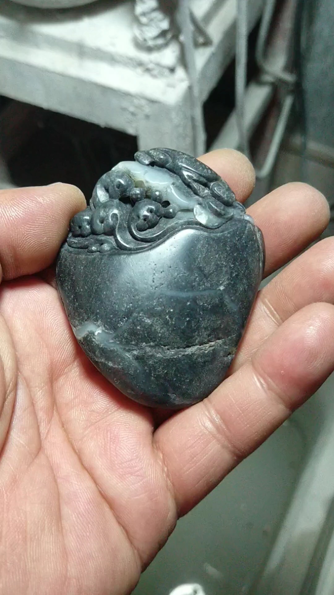 支持手艺人#摊上收的一枚很不错的墨玉青花把件,料子好,但好多裂没