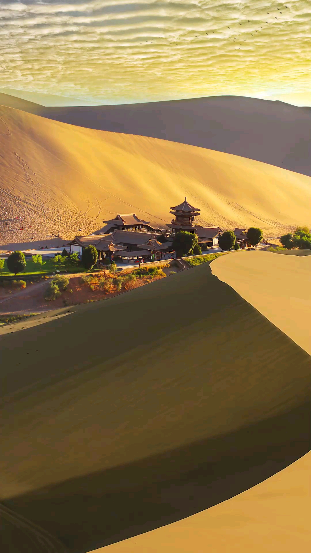 月牙泉#敦煌沙漠中的月牙泉,几百年不会干枯,很费解这水从哪里来哪?