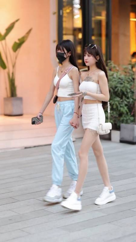 街拍#好闺蜜也可以十指紧扣!