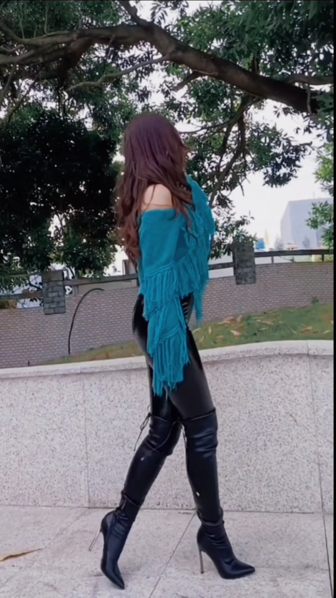 小姐姐#都说长靴搭配皮裤好看是真的吗