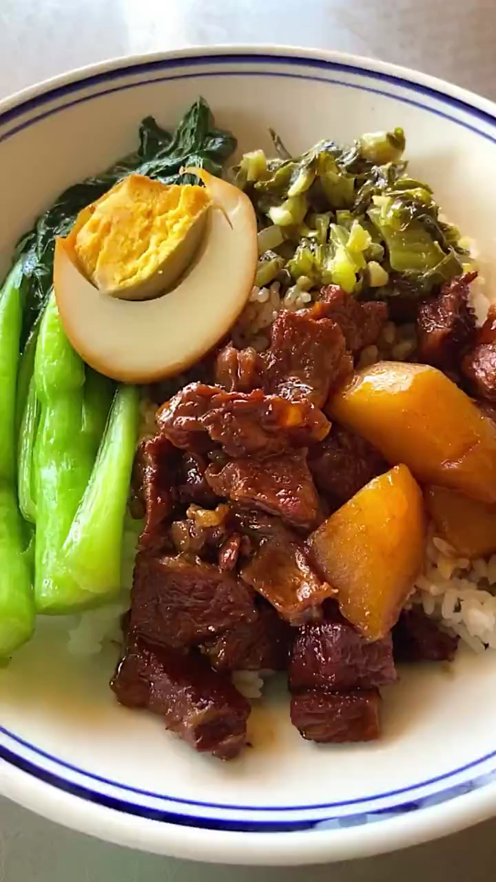 爱美食爱生活特色快餐美食土豆牛腩饭颜值高出餐快有特色适合大学食堂