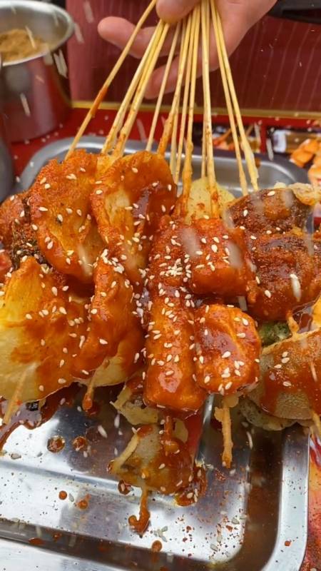 "手工炸串"外酥里嫩,每天都有好多人来排队.-度小视