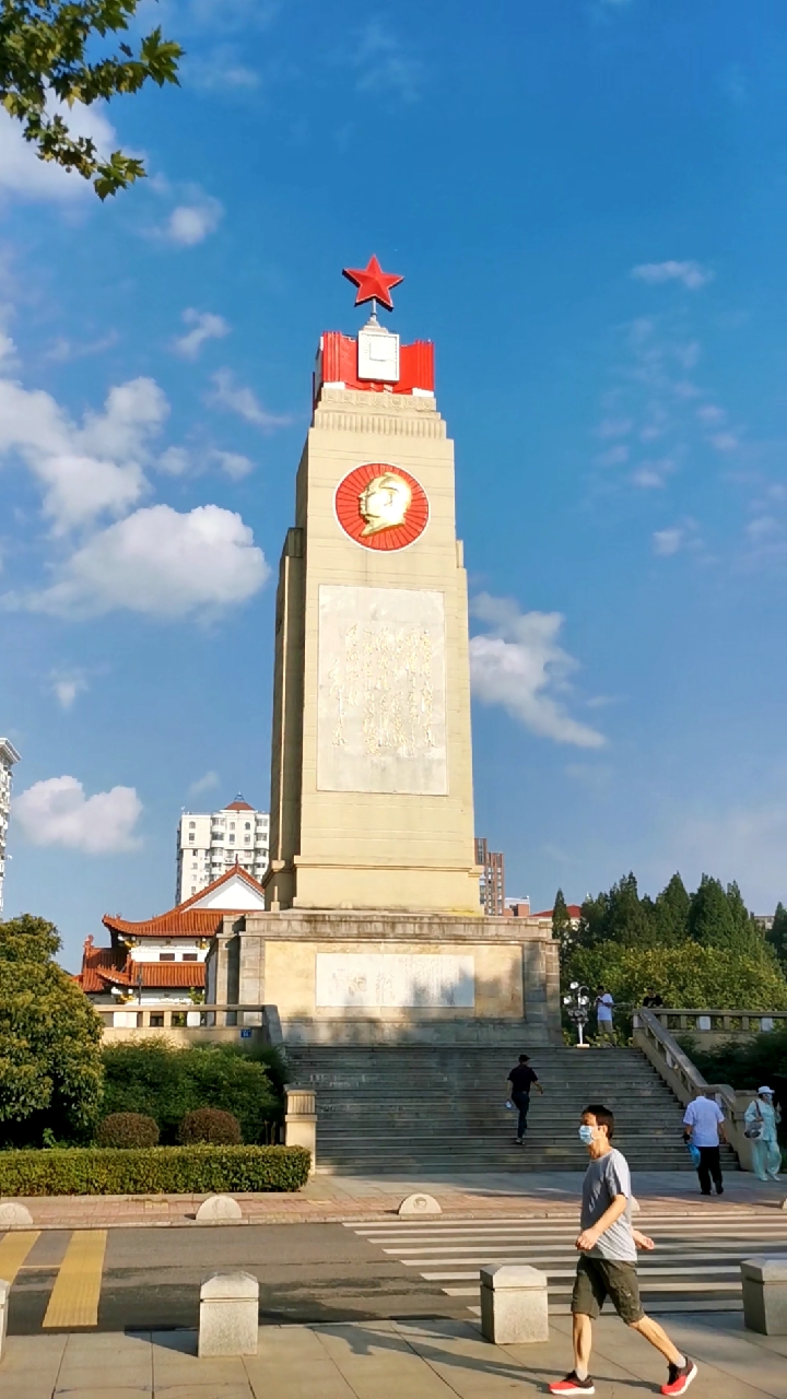 防汛汉口江滩的防洪纪念碑警示人们长江防汛不可少