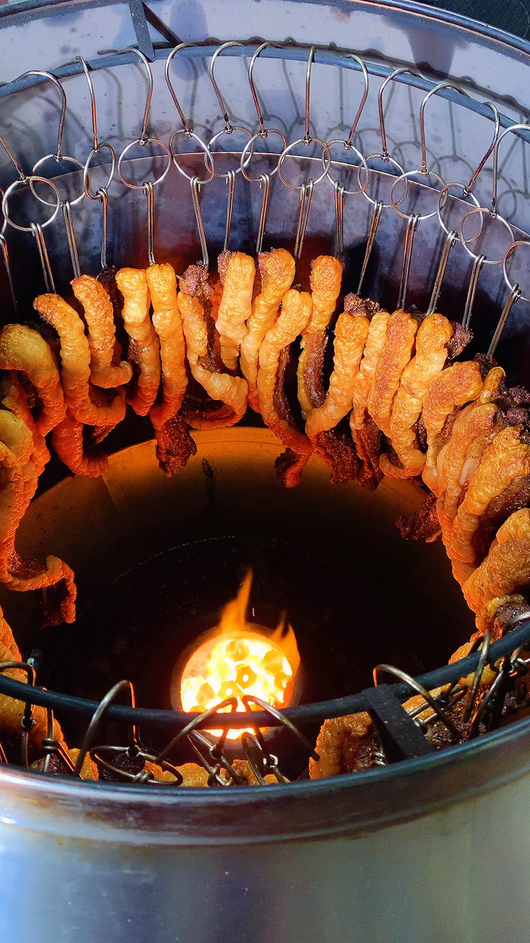 一锅能烤一百多斤脆皮五花肉