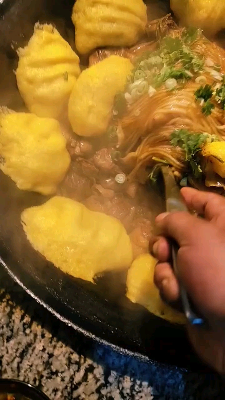 铁锅烀饼子,鸡肉炖粉条,好像又回到小时候