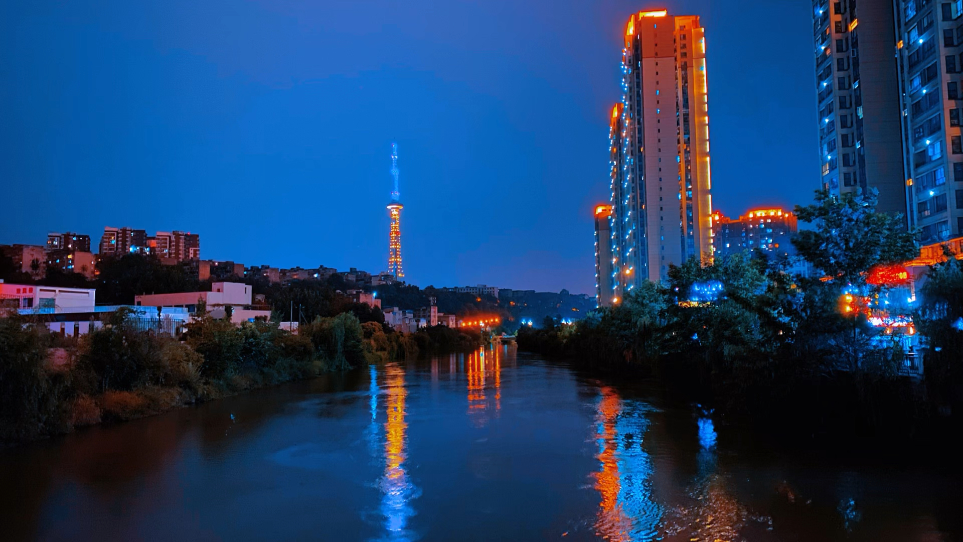 你好,夏天#夏季城市夜景如何拍出电影感?