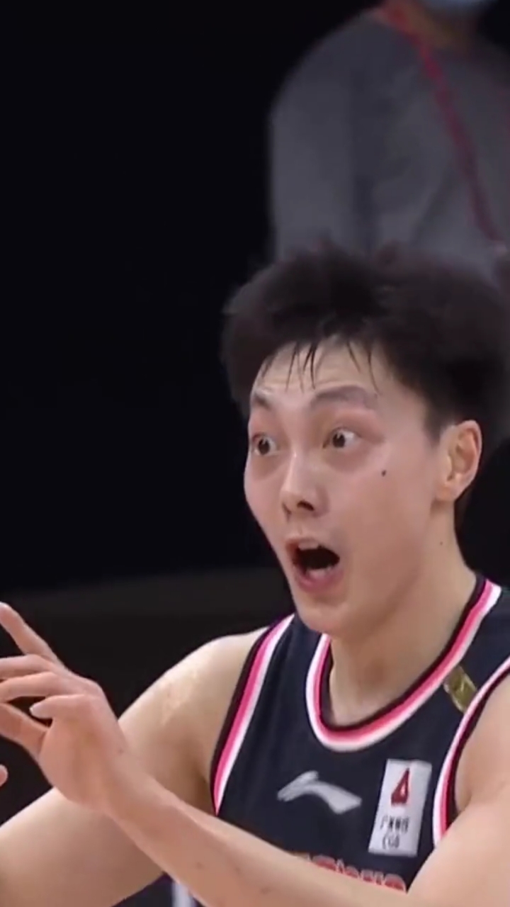 篮球cba胡明轩追帽齐麟被吹犯规最后惊出表情包