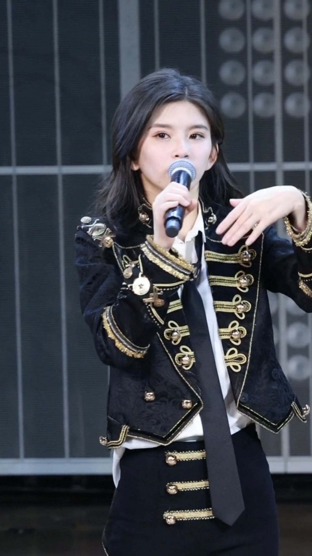 身穿黑色战衣的,林思意!小四毕业公演,现场气氛太高了