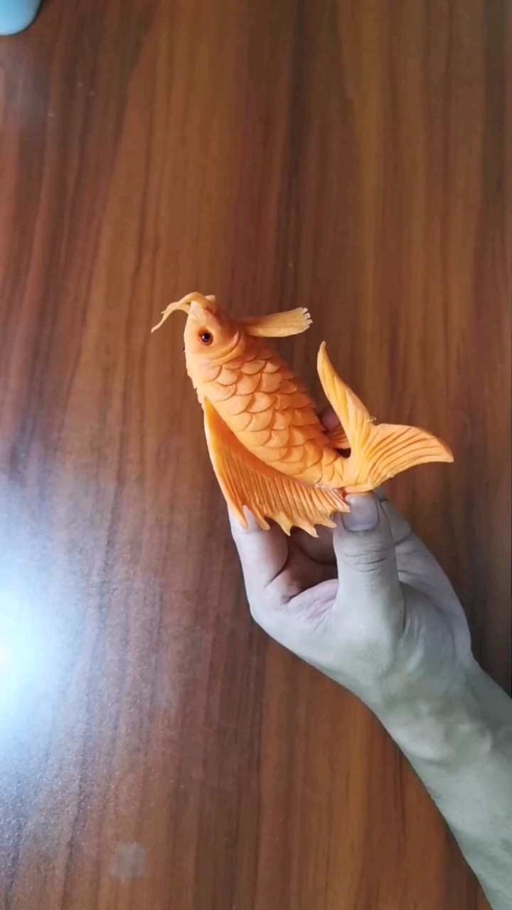 胡萝卜雕刻成鱼