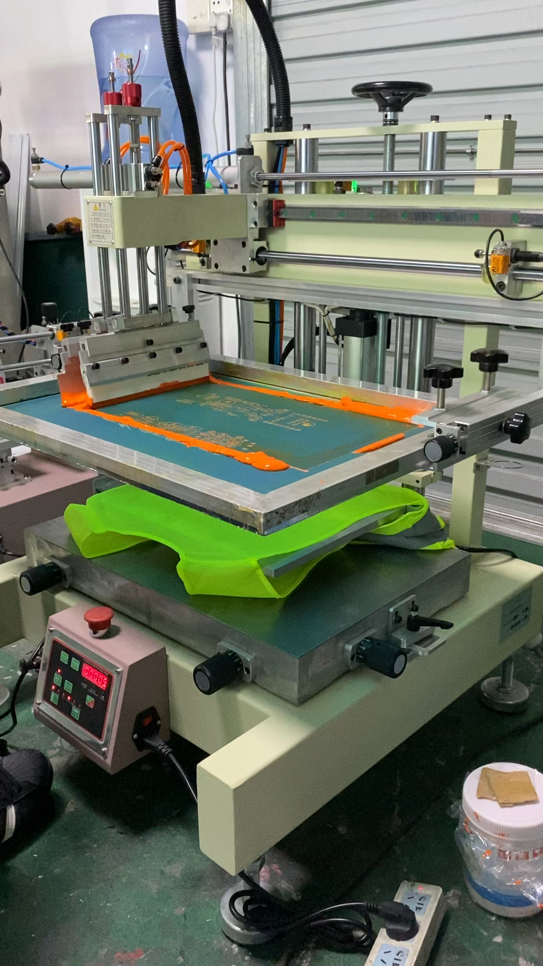 东莞市万峰印刷机械生产泰州市衣服丝印机泰州市马甲网印机消防用品