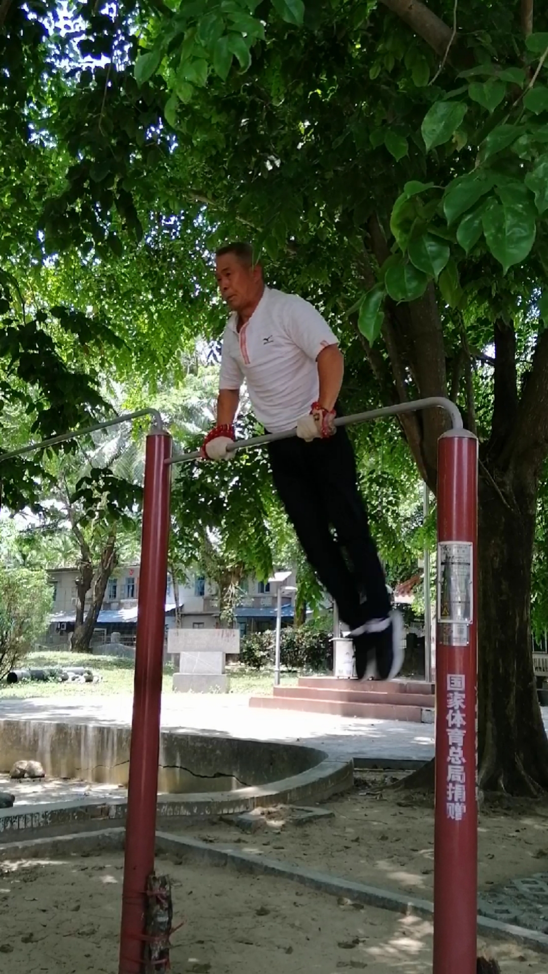 大爷玩单杠,一根杠子玩出多种花样,强身健体