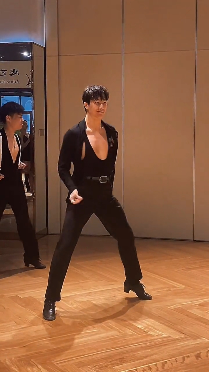 拉丁舞#拉丁舞冠军,太帅了,谁说男生跳拉丁舞娘的98太有魅力了-度