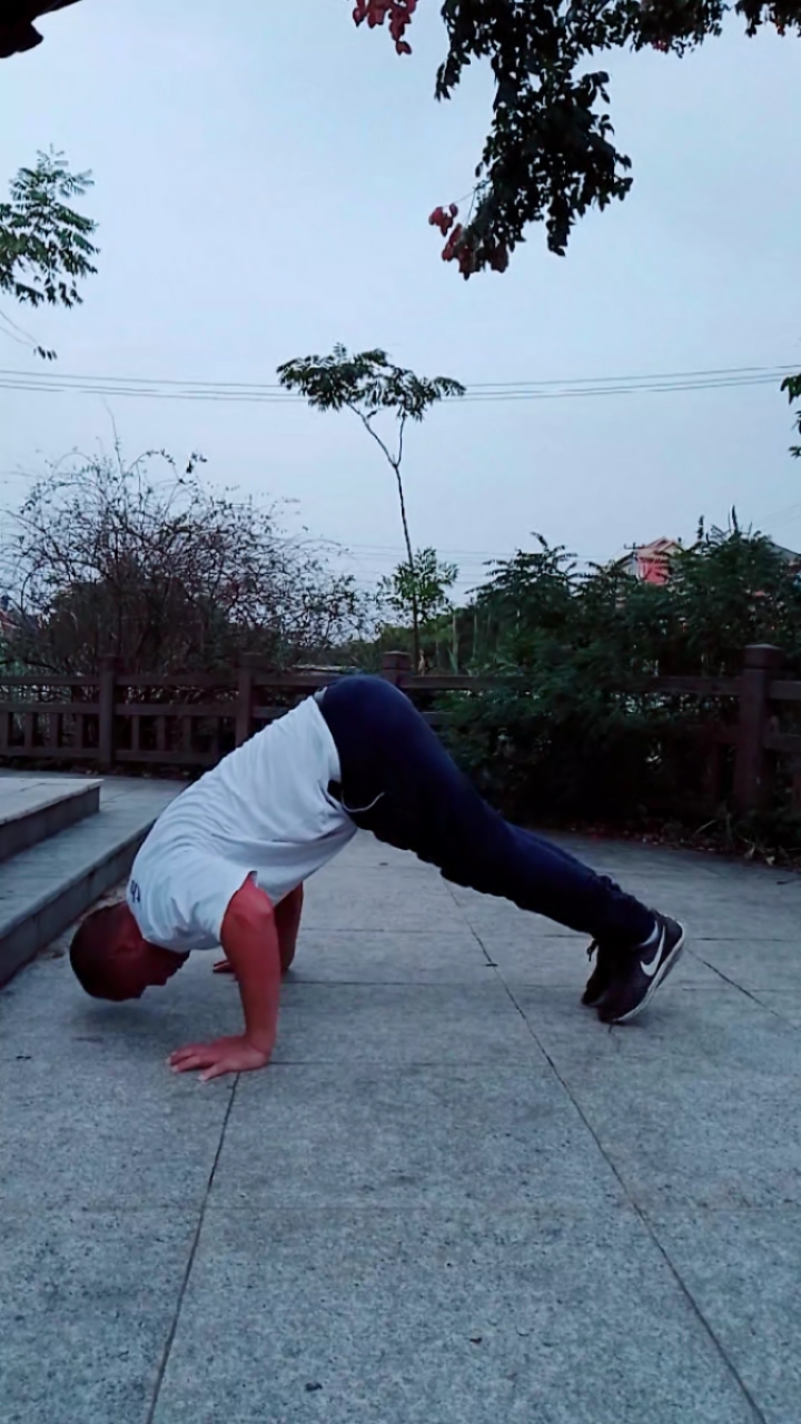 健身宁教练传递健身正能量#折刀式俯卧撑