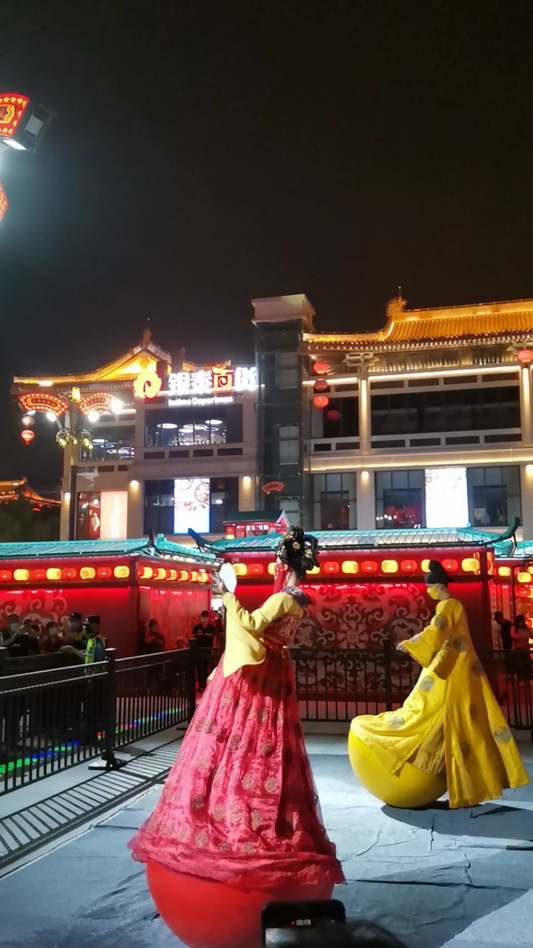 音为有你#网红打卡地,大唐不夜城不倒翁!漂亮的小姐姐