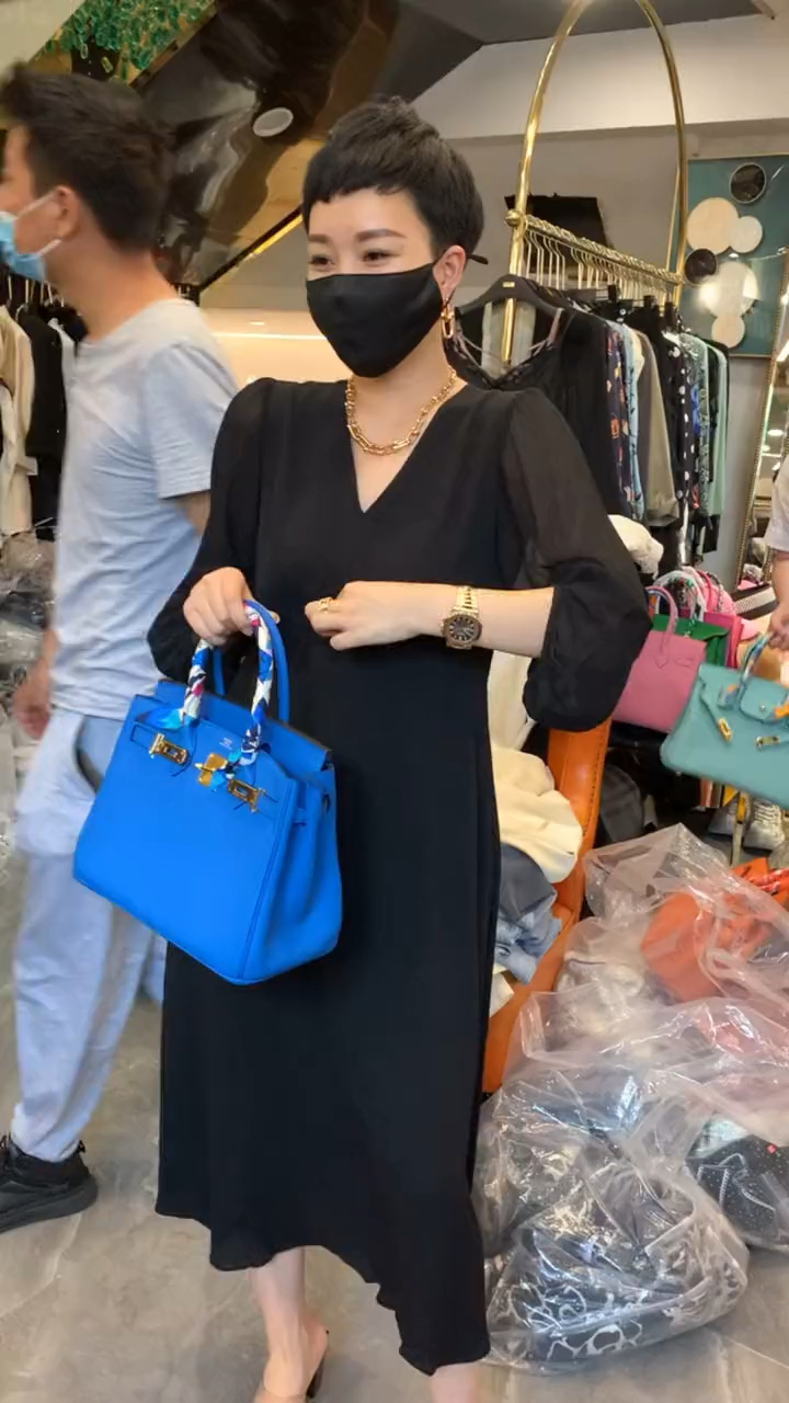 本人90后,服装店老板娘一枚,,我希望你们关注我.