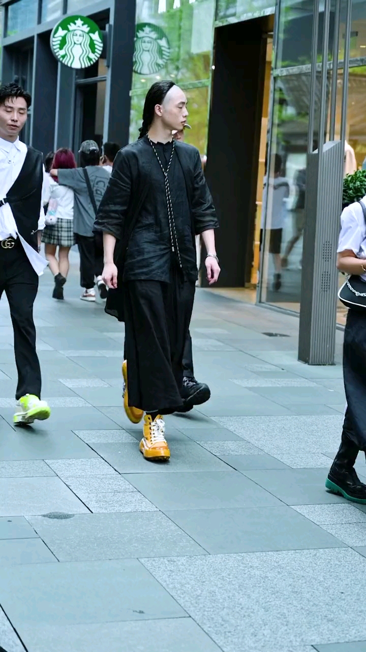 不穿的洋气些,怎么好意思走上成都的街头#街拍#帅哥#成都