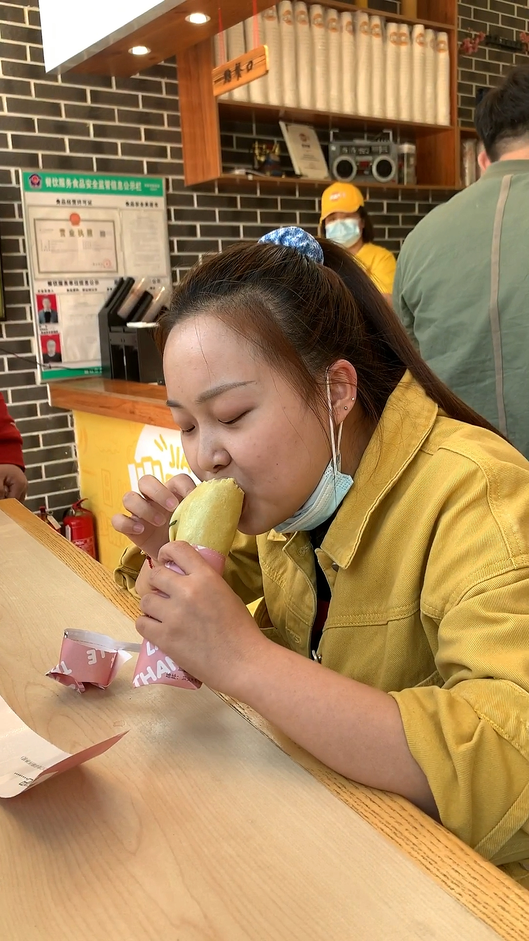 今天我也当回顾客,品尝下浙江学员的手艺如何!开店就被包围了!