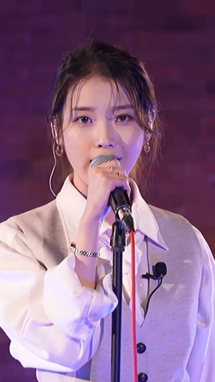 iu李知恩#你是我耳机里的女孩,也是我最特别的单曲循环