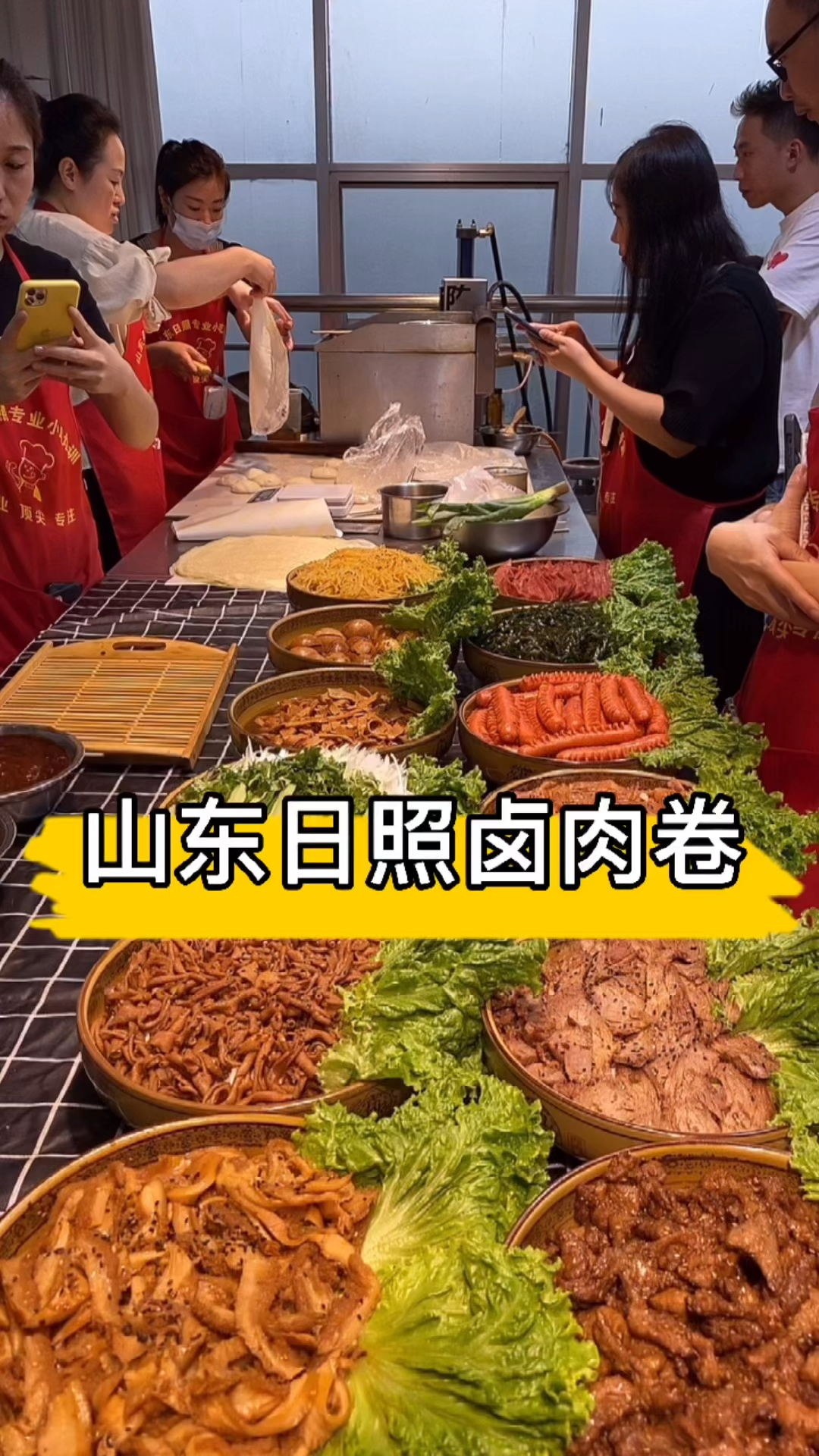 山东日照卤肉卷饼,饼皮劲道十足,荤素搭配而不腻,您想吃一个吗