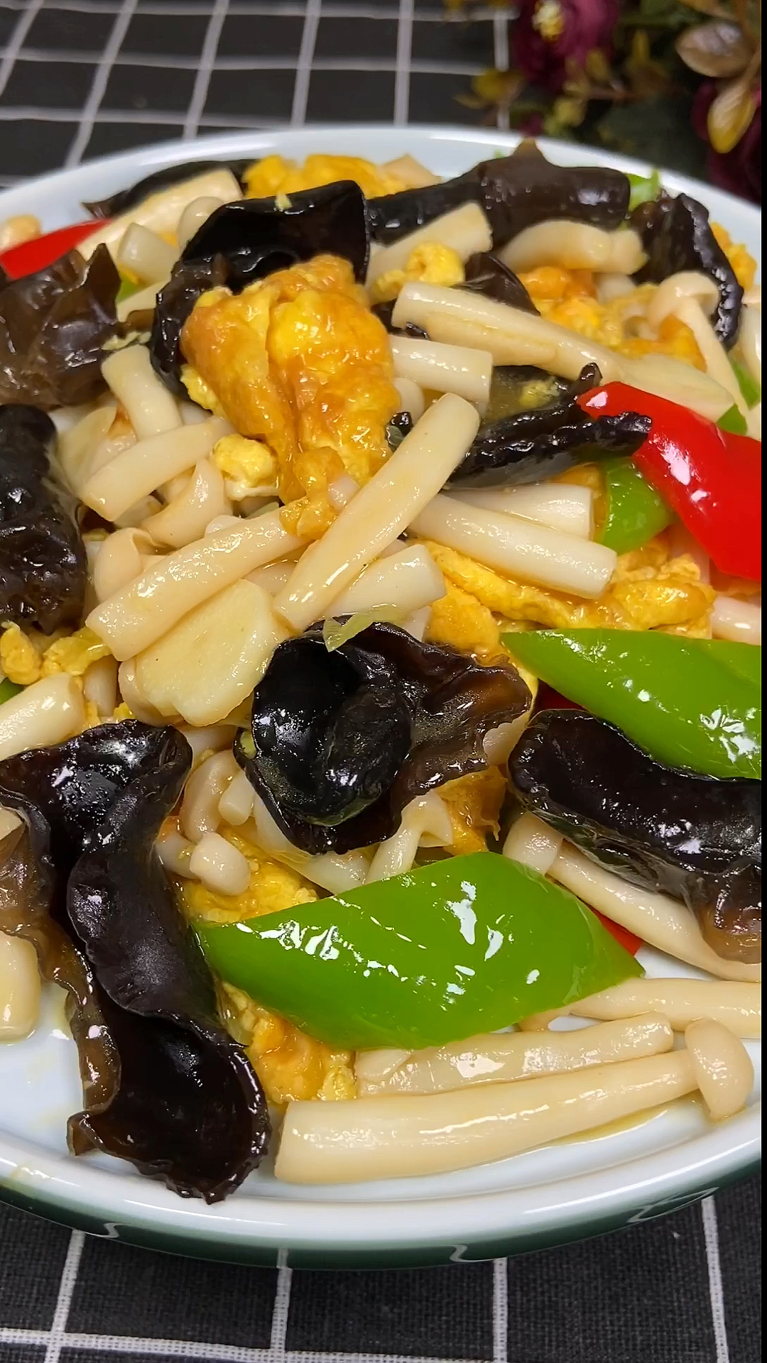 爱美食爱生活#海鲜菇炒鸡蛋