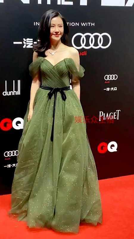 智族gq年度人物#杨子姗星光苍绿纱裙锁骨线条好美-全民小视频