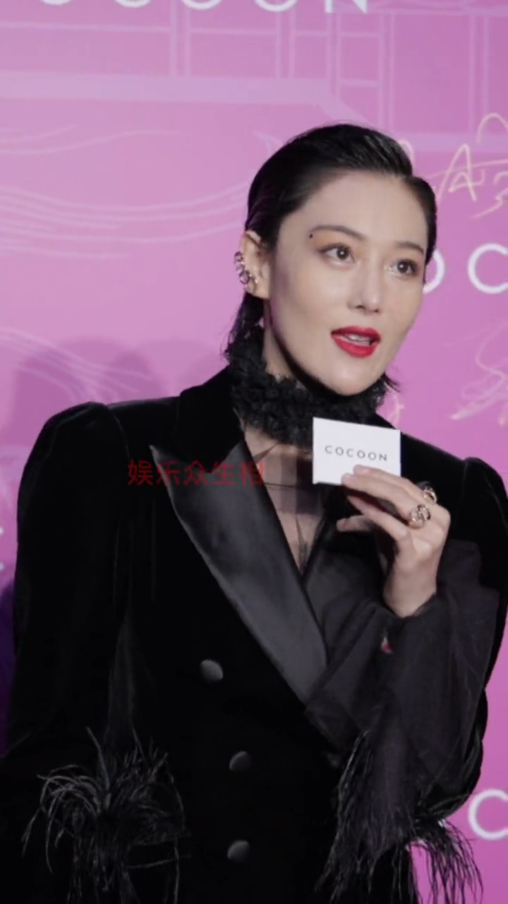 张馨予#黑色套装配大背头造型太鲨了