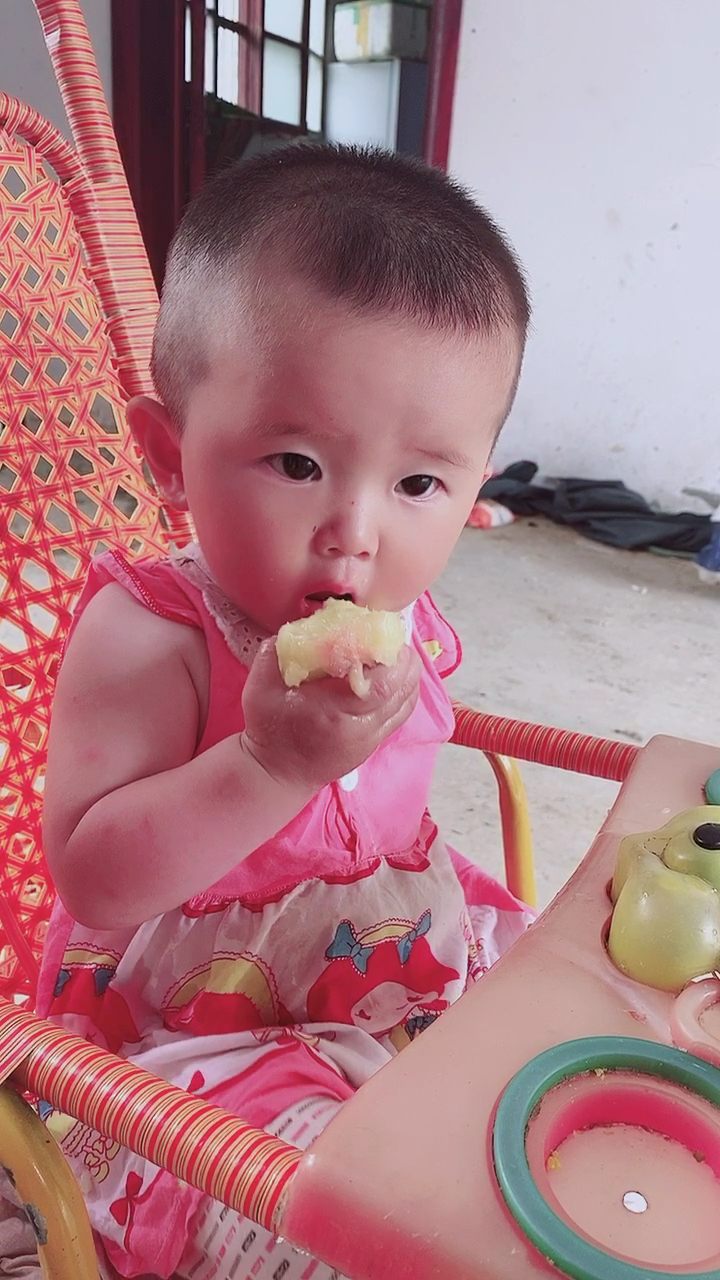 宝宝吃桃子