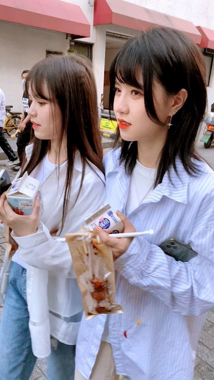 女团snh48成员韩家乐与柏欣妤下班出街与粉丝讨论特斯拉售价有格局