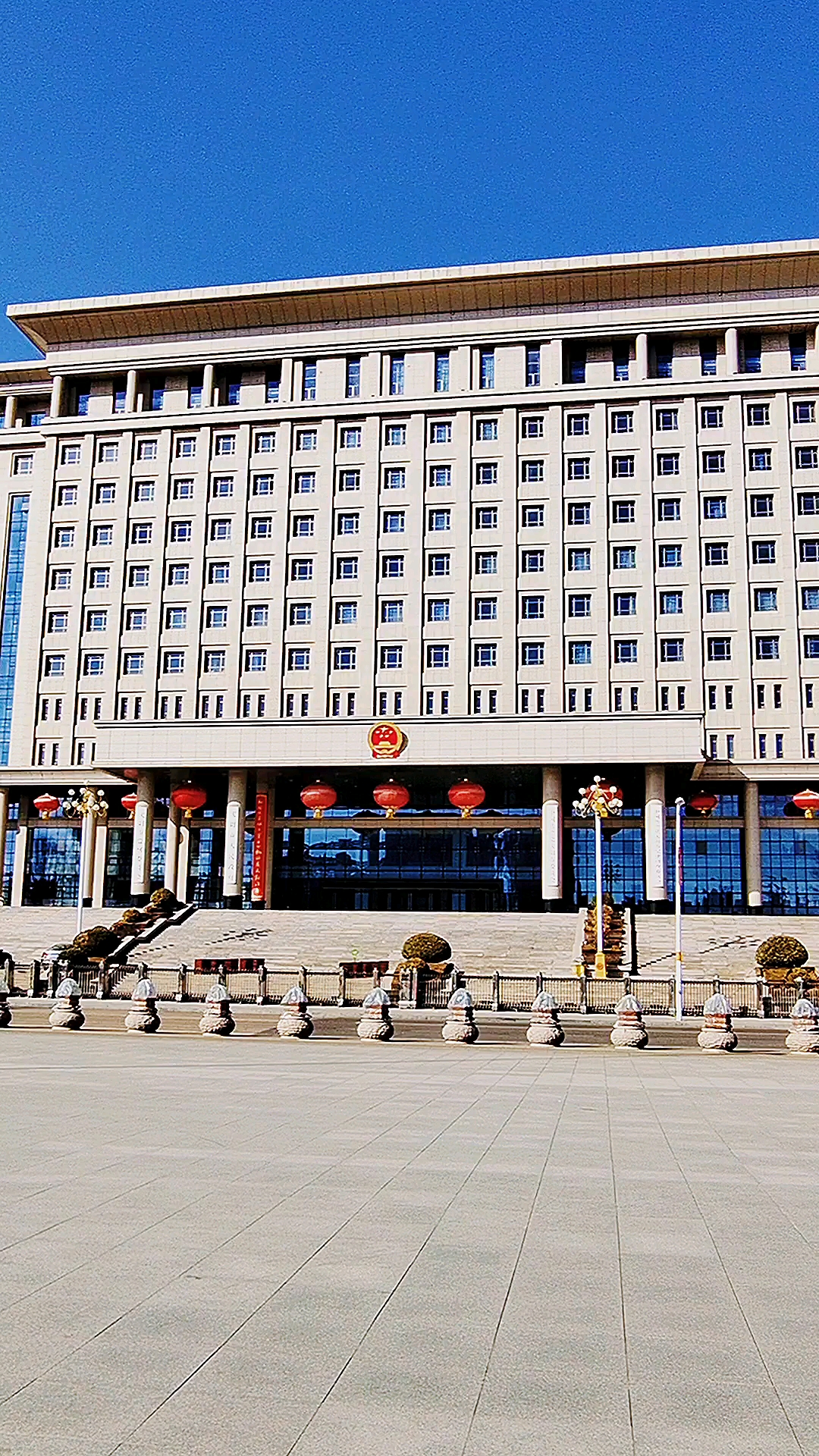 甘肃地州市最气派的大楼,庆阳市市政大楼,周围风景如画!-度小视