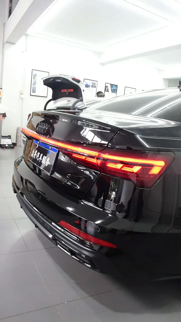 汽车改装新款奥迪a6l升级贯穿式尾灯不仔细看以为是奥迪a8l呢