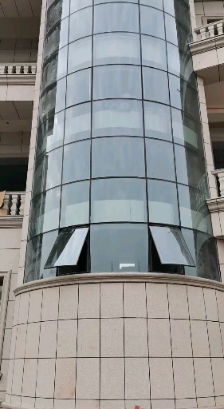 锦创星玻璃门窗阳光房工厂#大别墅弯弧幕墙已完工,帅气!