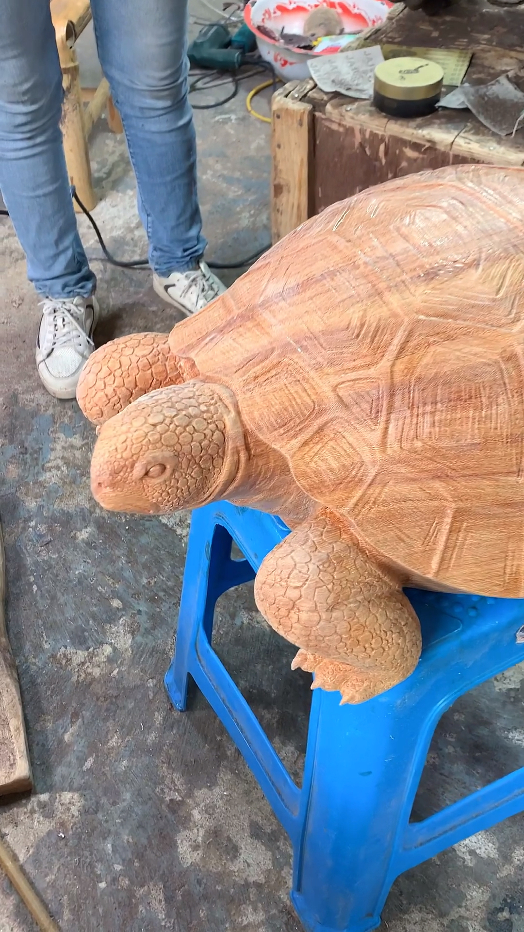 木雕制作过程木雕工艺品乌龟根雕摆件