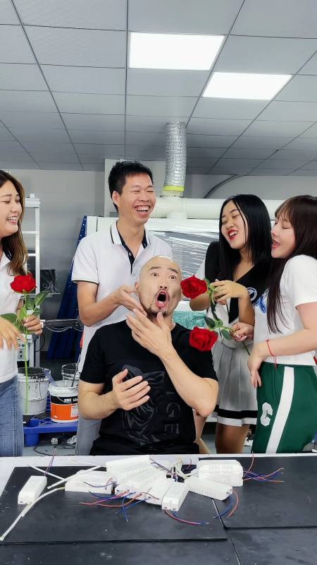 今天在车间看到她们在唱歌一时兴起整蛊一下光头哥