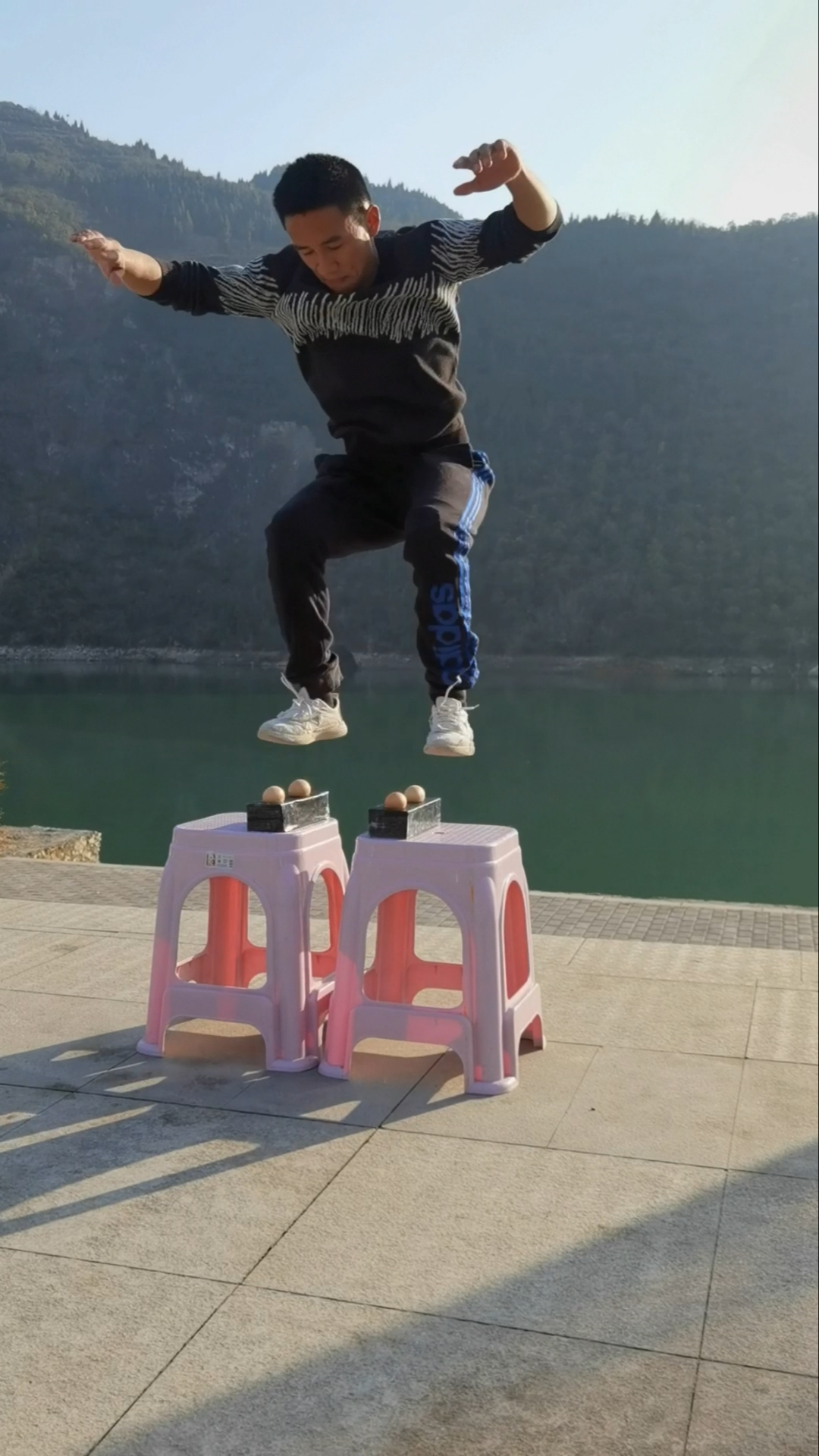 中华武术#轻功踩鸡蛋一踩再踩,三次发力.