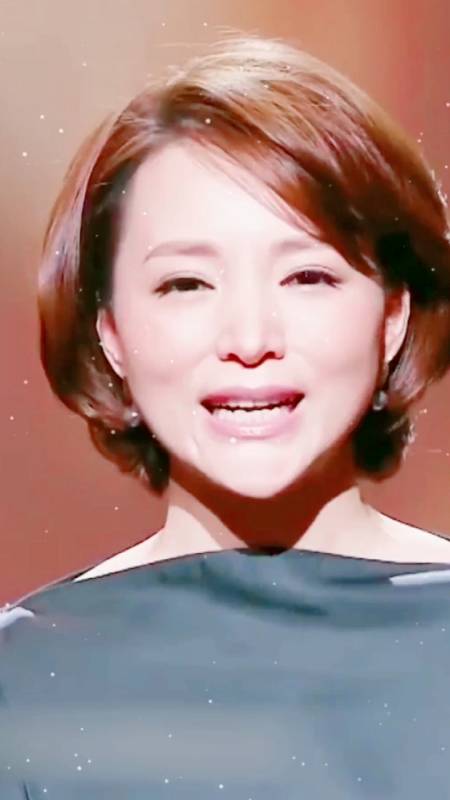 董卿勇敢的人不是不落泪的人而是愿意含着眼泪继续奔跑的人