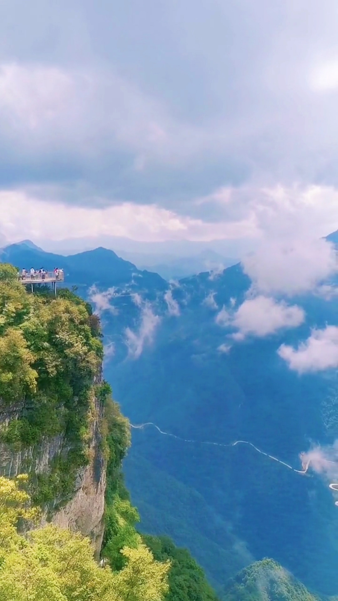 大美龙头山,站在山顶,远眺群山和云海特别美